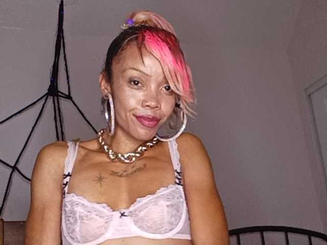 Dollyrose live cam on BongaCams