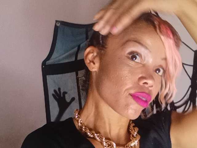 Dollyrose, live now on BongaCams