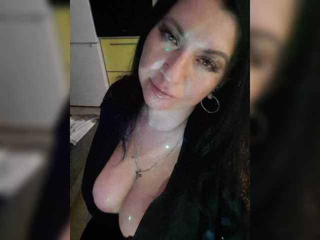 Nikoletta25 live cam on BongaCams