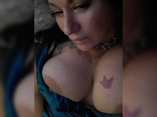 Nikoletta25 live cam on BongaCams