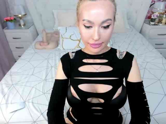 यह मॉडल अभी लाइव है. HottieSweetBritney