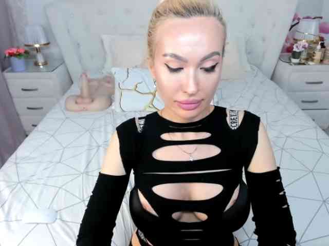 该模特正在直播。 HottieSweetBritney