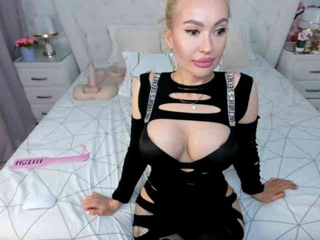 Ten model jest teraz na żywo. HottieSweetBritney
