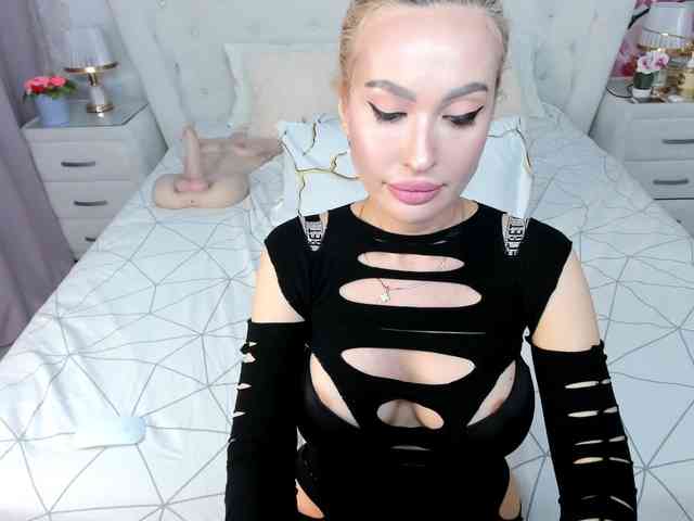 このモデルは現在ライブ中です。 HottieSweetBritney