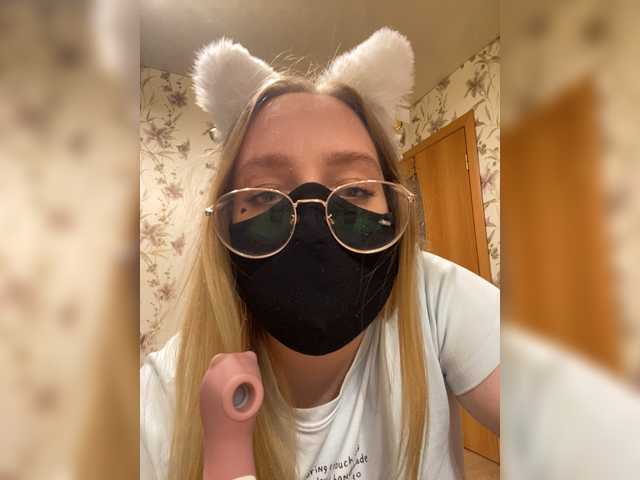Donut-red live cam on BongaCams