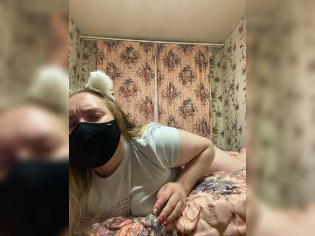 Donut-red live cam on BongaCams