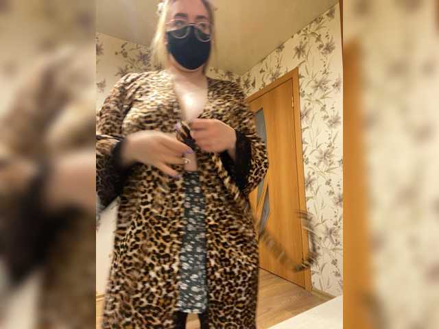 Donut-red live cam on BongaCams