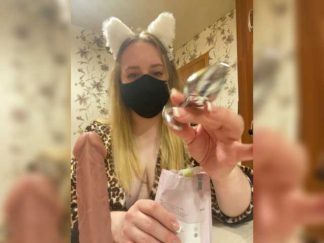 Donut-red live cam on BongaCams