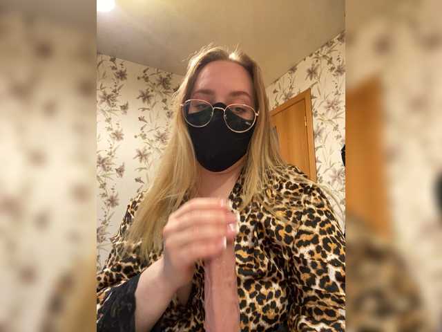 Donut-red live cam on BongaCams