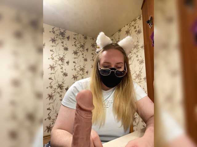 Donut-red live cam on BongaCams