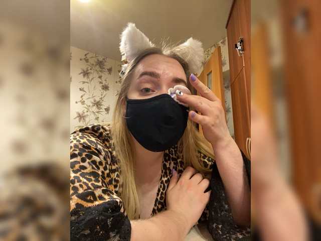 Donut-red live cam on BongaCams