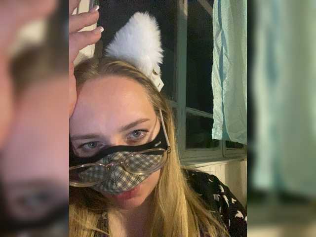 Donut-red live cam on BongaCams