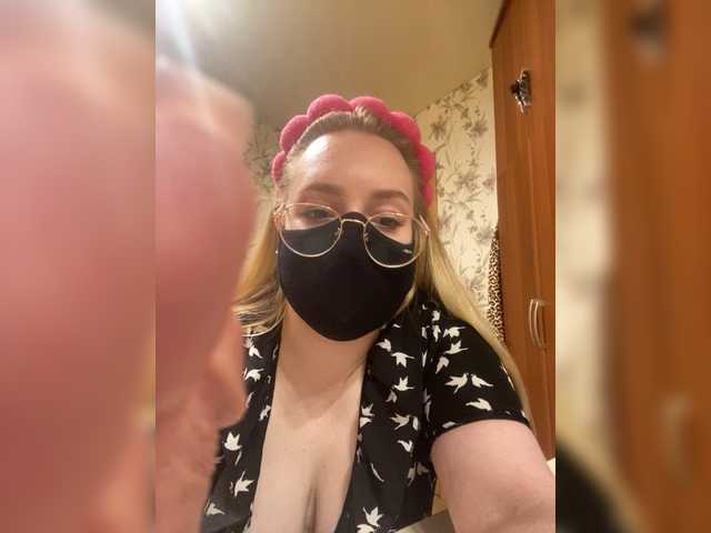 Donut-red live cam on BongaCams