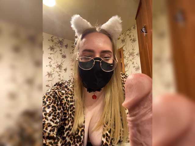 Donut-red live webcam show