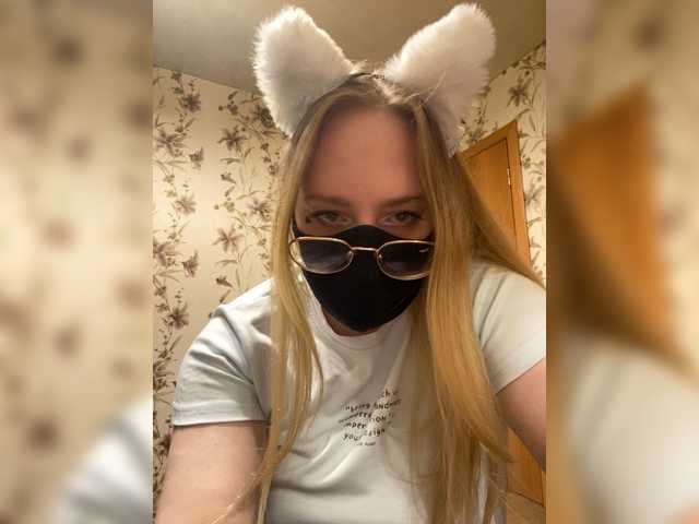 Donut-red live cam on BongaCams