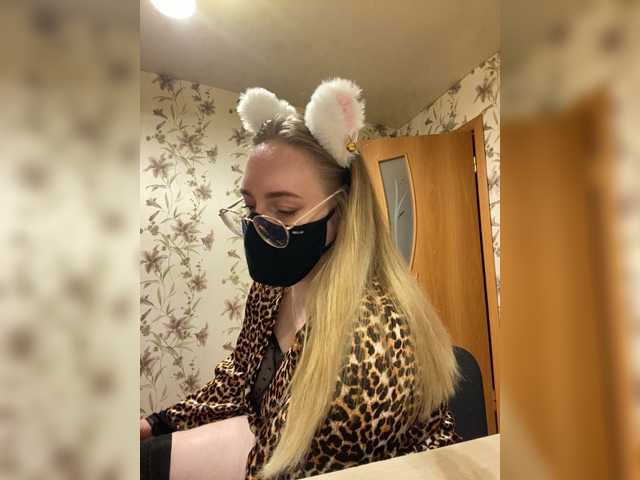 Donut-red live webcam show