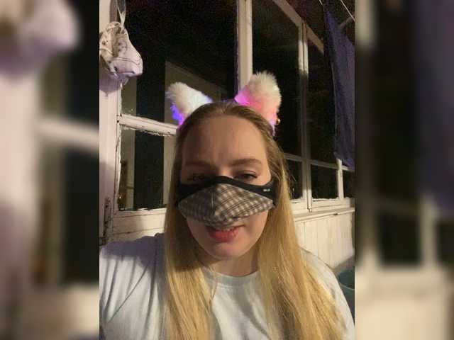 Donut-red live cam on BongaCams