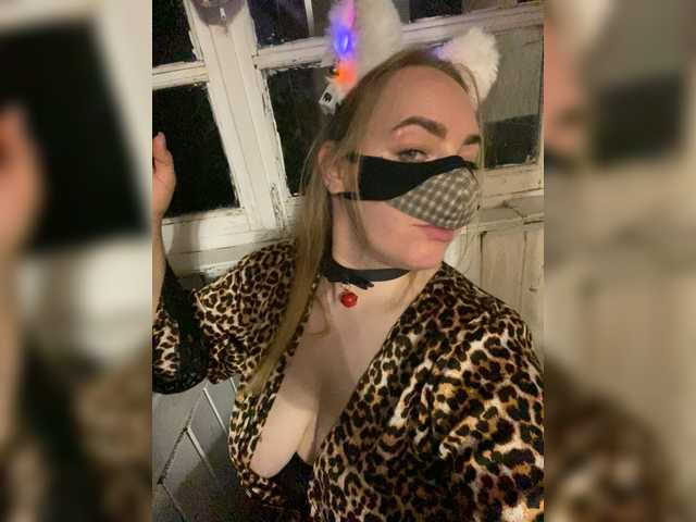 Donut-red live webcam show