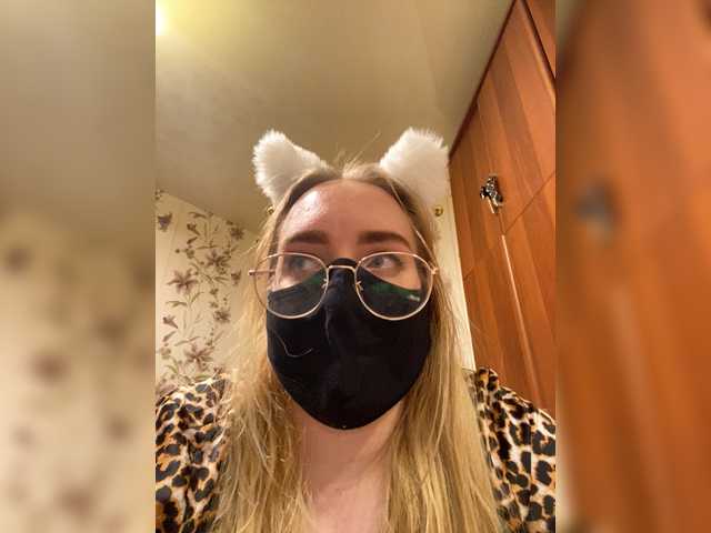Donut-red live cam on BongaCams