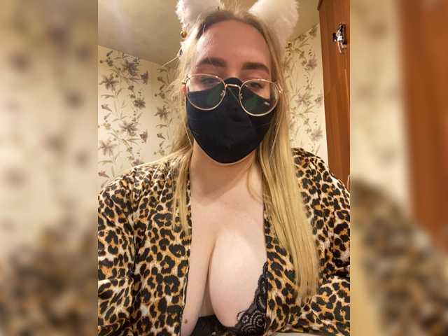Donut-red live webcam show