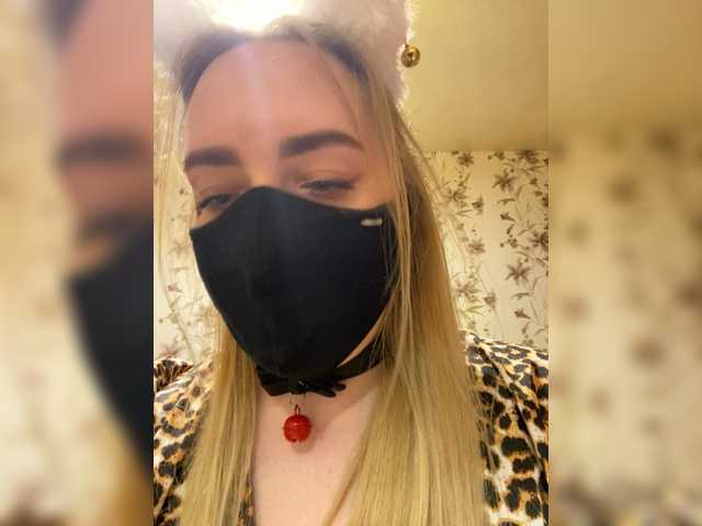 Donut-red live webcam show