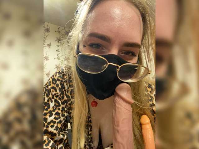 Donut-red live webcam show
