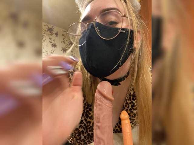 Donut-red live webcam show