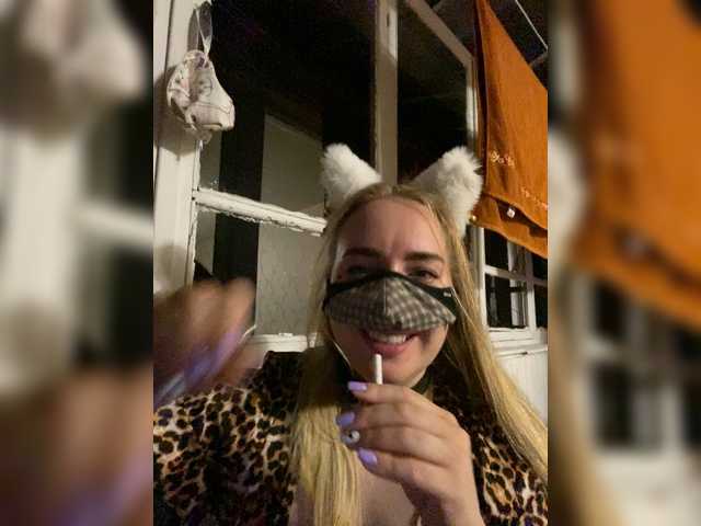 Donut-red live webcam show