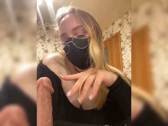 Donut-red Live Webcam on BongaCams