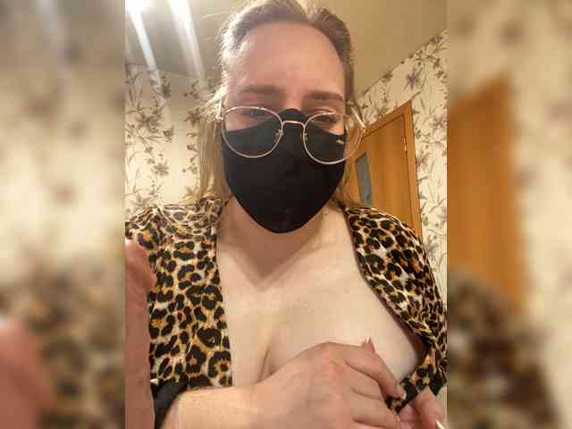 Donut-red Live Webcam on BongaCams