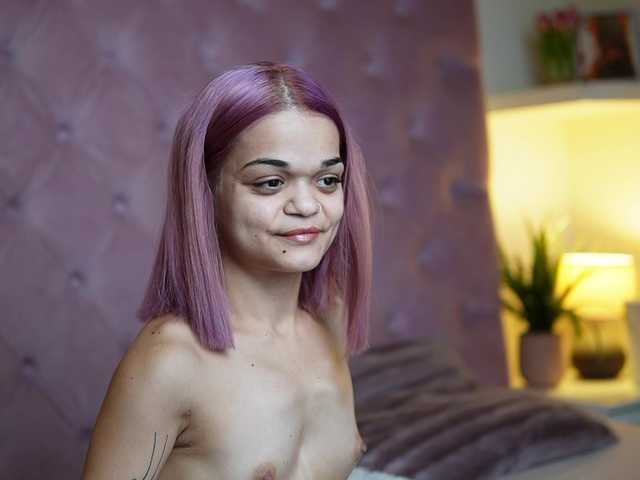 MaiaMini — live female cam