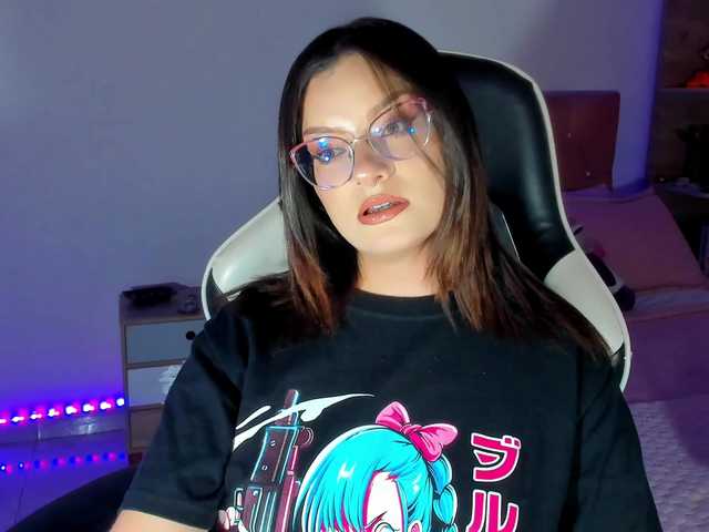 le modèle OphelianaRose est en webcam porno dans un show sur le site bongacams, il possède les tags suivants: White/Caucasian,Brunette,Shaved