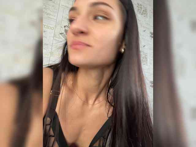 Model ini sedang live sekarang. Adelina-Libby