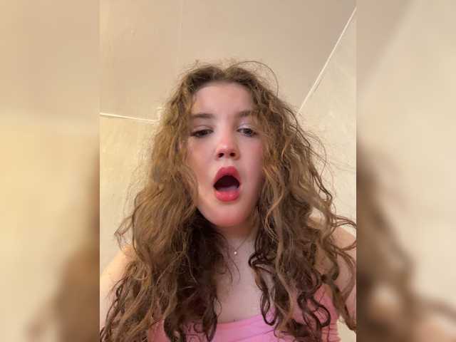 CuteCurly18 live cam on BongaCams