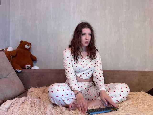 CuteCurly18 webcam