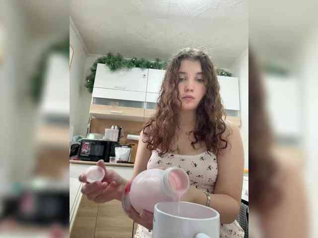 CuteCurly18 webcam
