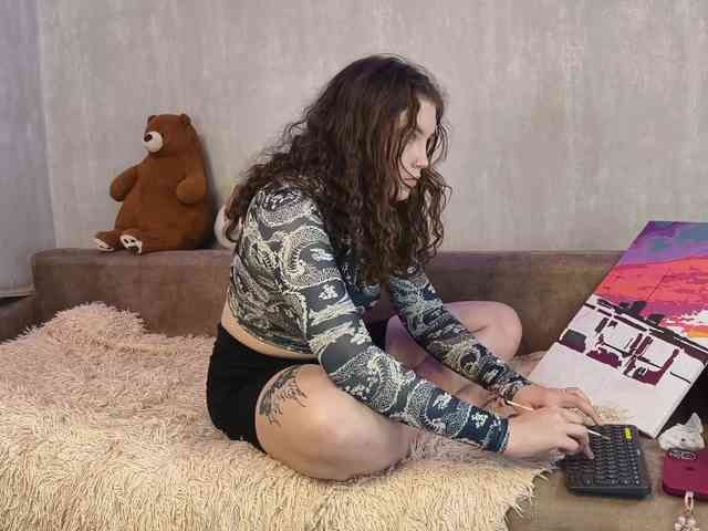CuteCurly18 webcam