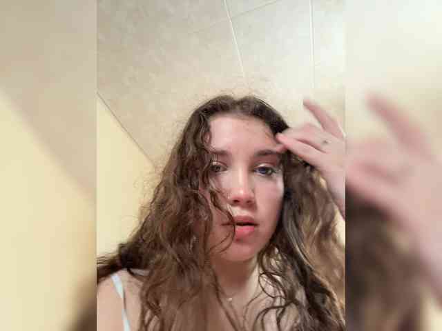 CuteCurly18 webcam