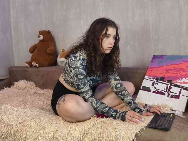 CuteCurly18 webcam