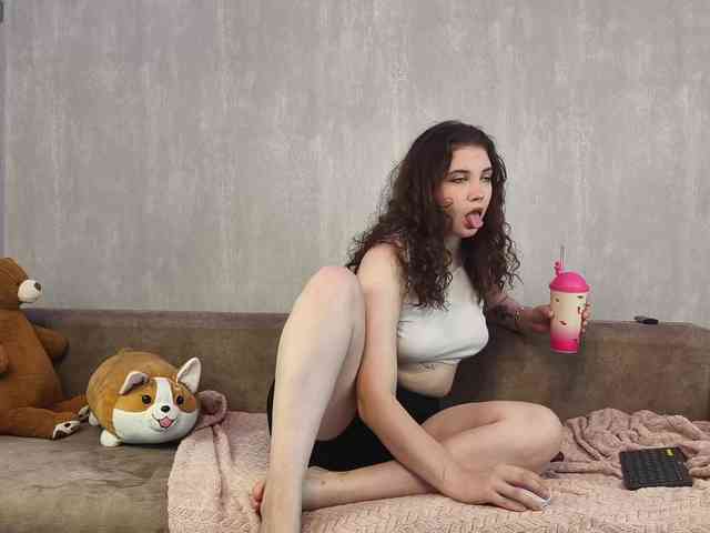 CuteCurly18 webcam
