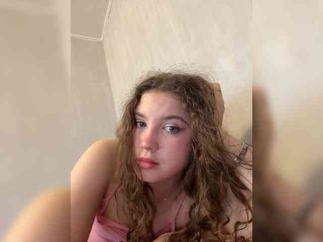 Cutecurly18's cam show statistics and live stream