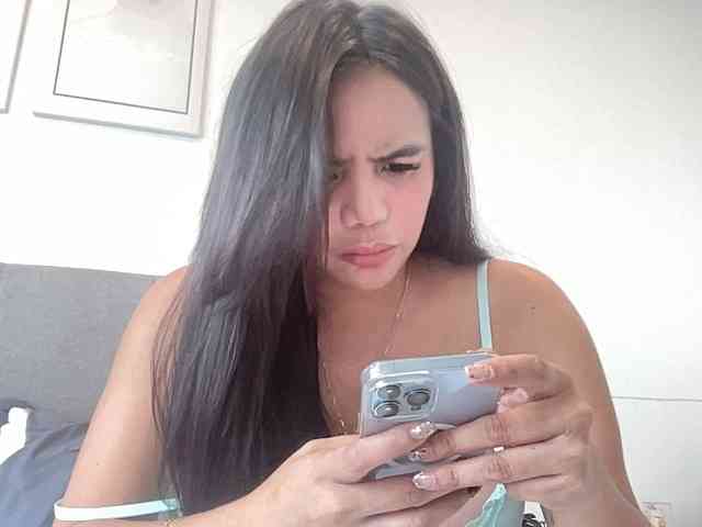 HOTFILIPINAHUGEBOOBS webcam