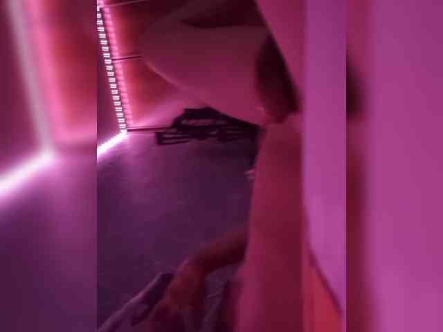 PORNOOWOOWW webcam