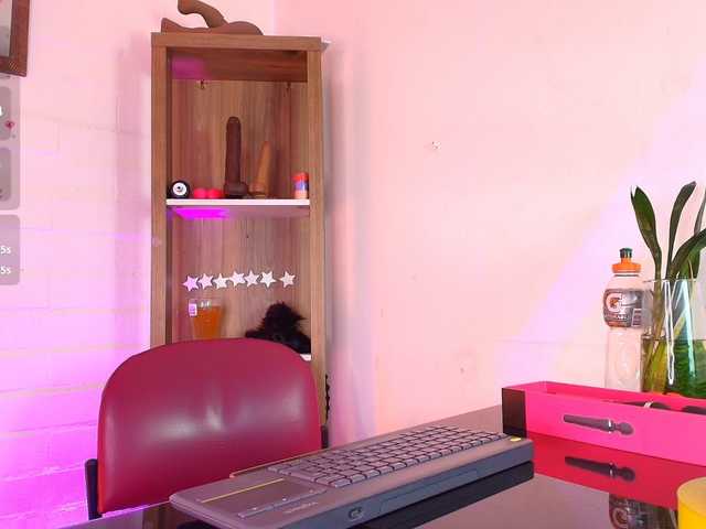 le modèle EllenaBoobs est en webcam porno dans un show sur le site bongacams, il possède les tags suivants: Latino/Hispanic,Brunette,Shaved