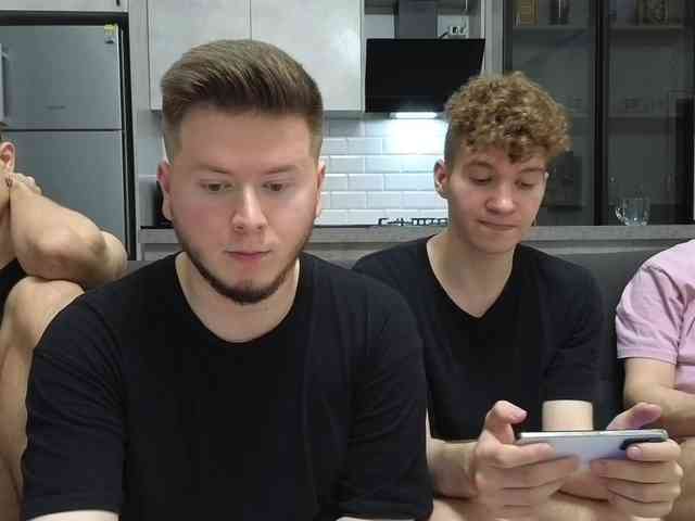 Model ini sedang live sekarang. boys-sobolisha