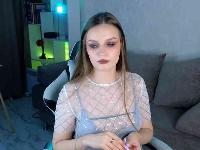 هذا النموذج مباشر الآن. monicaerotic