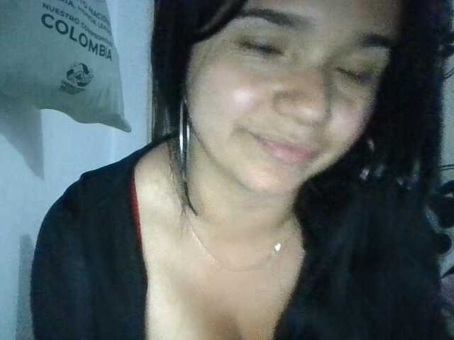 le modèle XiomaraSmith4 est en webcam porno dans un show sur le site bongacams, il possède les tags suivants: Latino/Hispanic,Brunette,Shaved