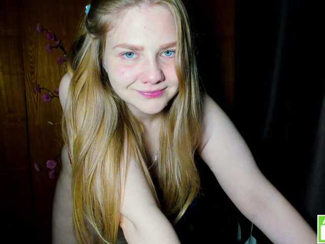 Emma-Frizea live cam on BongaCams