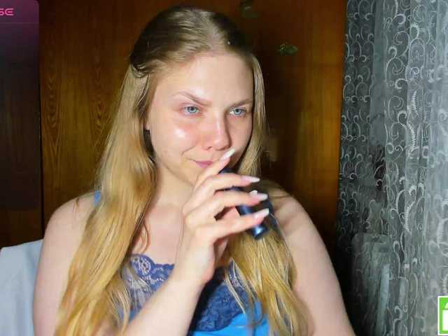 Emma-Frizea live cam on BongaCams