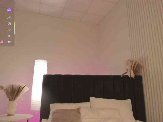 Model ini sedang live sekarang. Vanessa-Walters